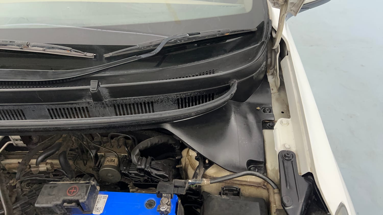 Used 2016 Hyundai Elite i20 Asta 1.2 Petrol Manual engine ENGINE LEFT SIDE HINGE & APRON VIEW