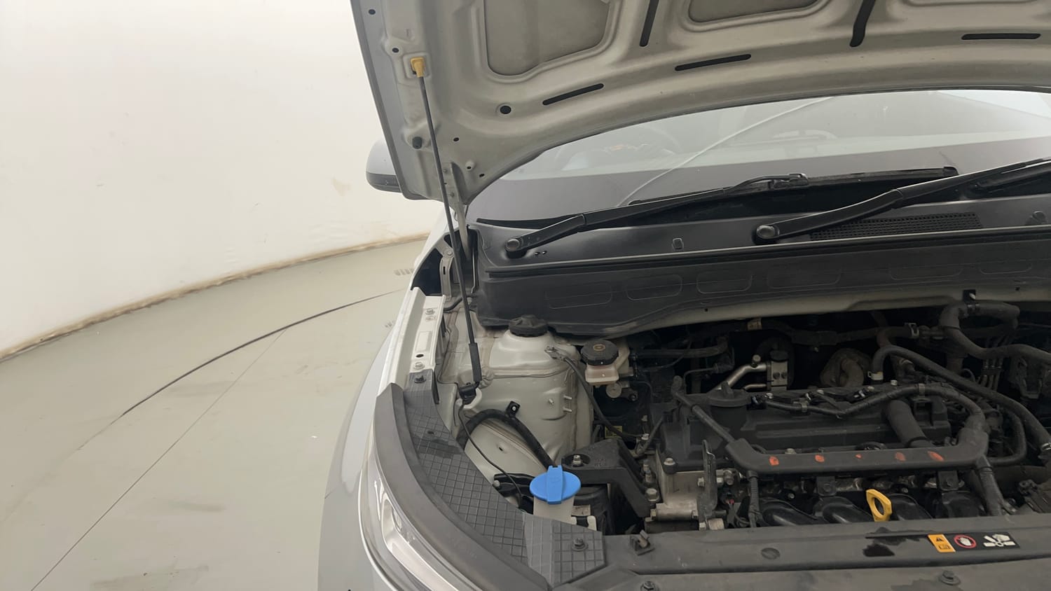 Used 2022 Hyundai Venue S 1.2 Petrol Petrol Manual engine ENGINE RIGHT SIDE HINGE & APRON VIEW