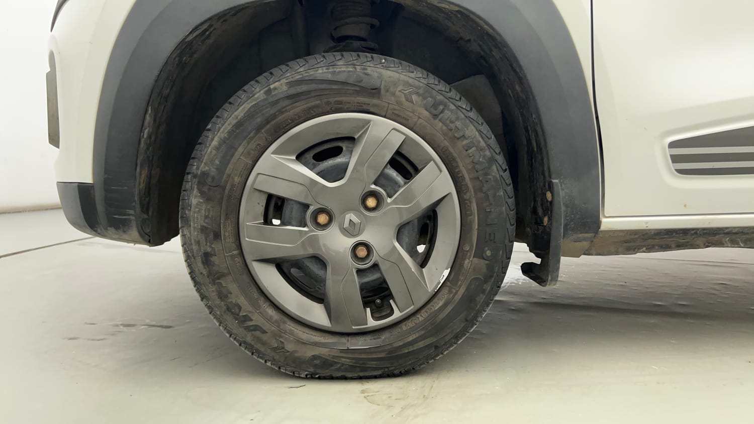 Used 2018 Renault Kwid RXT (O) 1.0 SCE Edition Petrol Manual tyres LEFT FRONT TYRE RIM VIEW