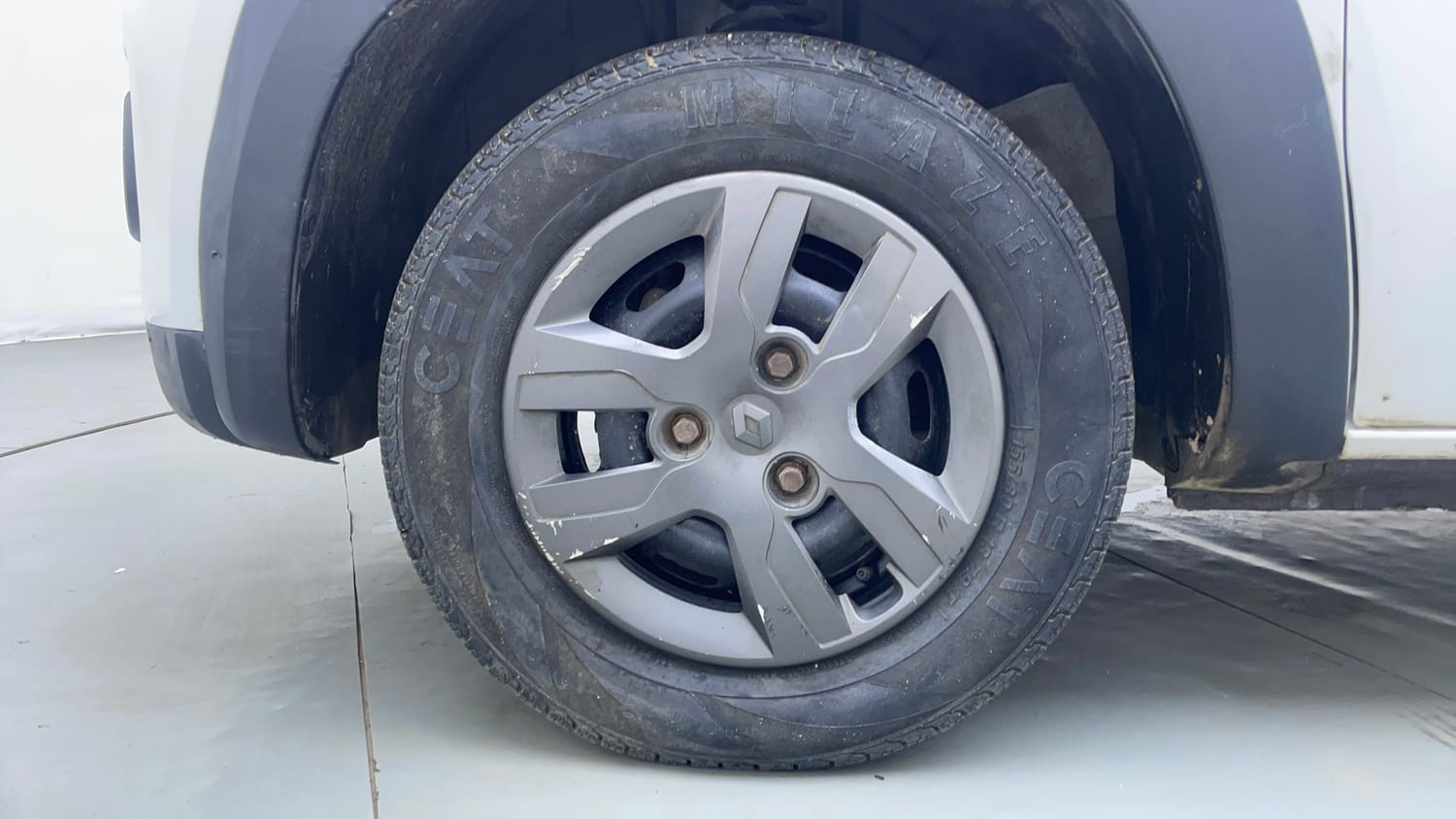 Used 2018 Renault Kwid 1.0 RXT AMT Opt Petrol Automatic tyres LEFT FRONT TYRE RIM VIEW