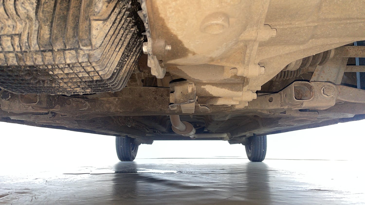 Used 2018 Renault Kwid 1.0 RXT AMT Opt Petrol Automatic extra FRONT LEFT UNDERBODY VIEW