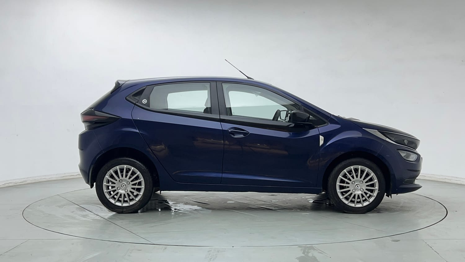 Used 2024 Tata Altroz XTA Petrol Petrol Automatic exterior RIGHT SIDE VIEW