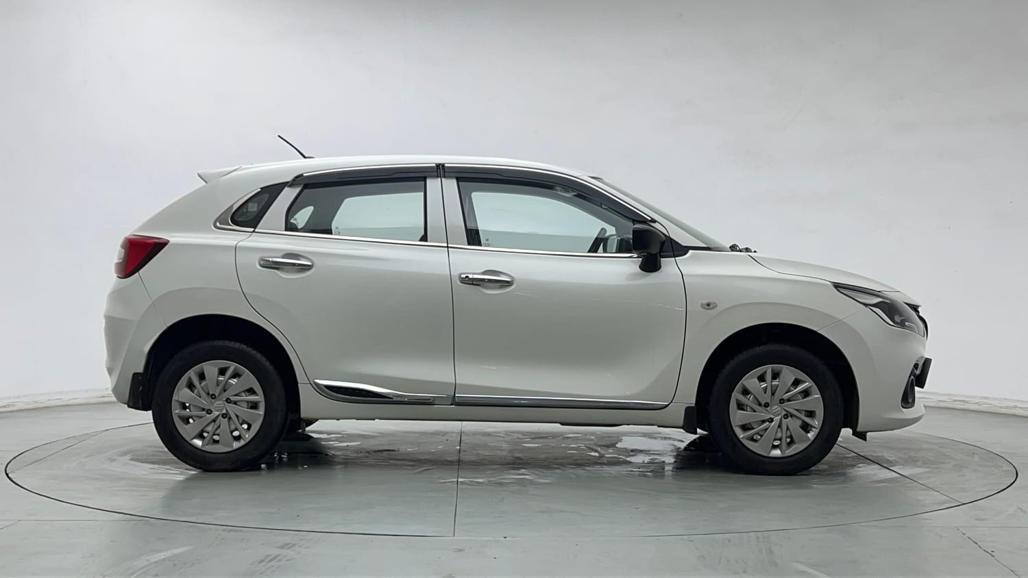 Used 2024 Maruti Suzuki Baleno Sigma MT Petrol Manual exterior RIGHT SIDE VIEW