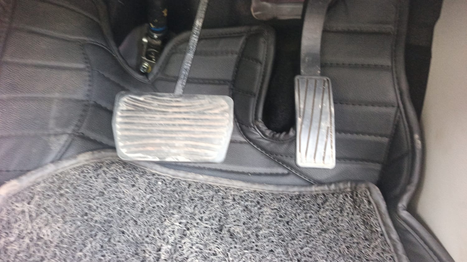 Used 2022 Mahindra XUV 300 W8 (O) 1.5 Diesel AMT Diesel Automatic interior PEDALS VIEW