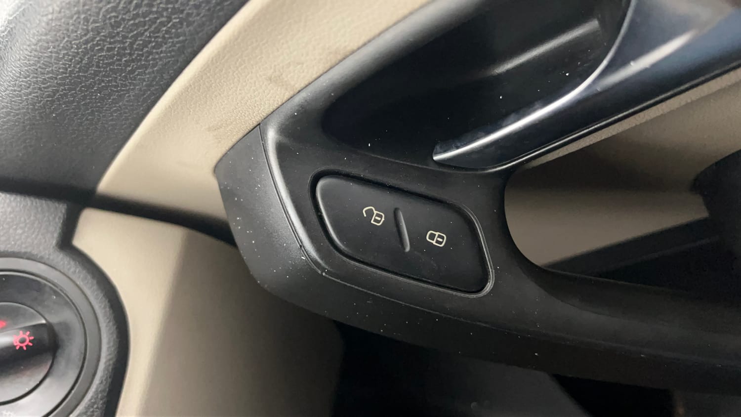 Used 2013 Volkswagen Polo Trendline 1.2L (P) Petrol Manual top_features Central locking
