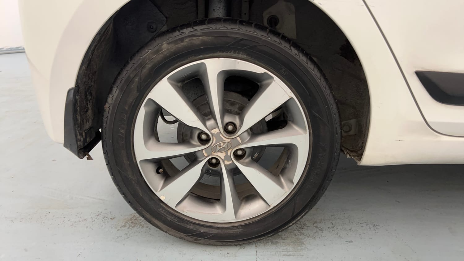 Used 2016 Hyundai Elite i20 Asta 1.2 Petrol Manual tyres RIGHT REAR TYRE RIM VIEW