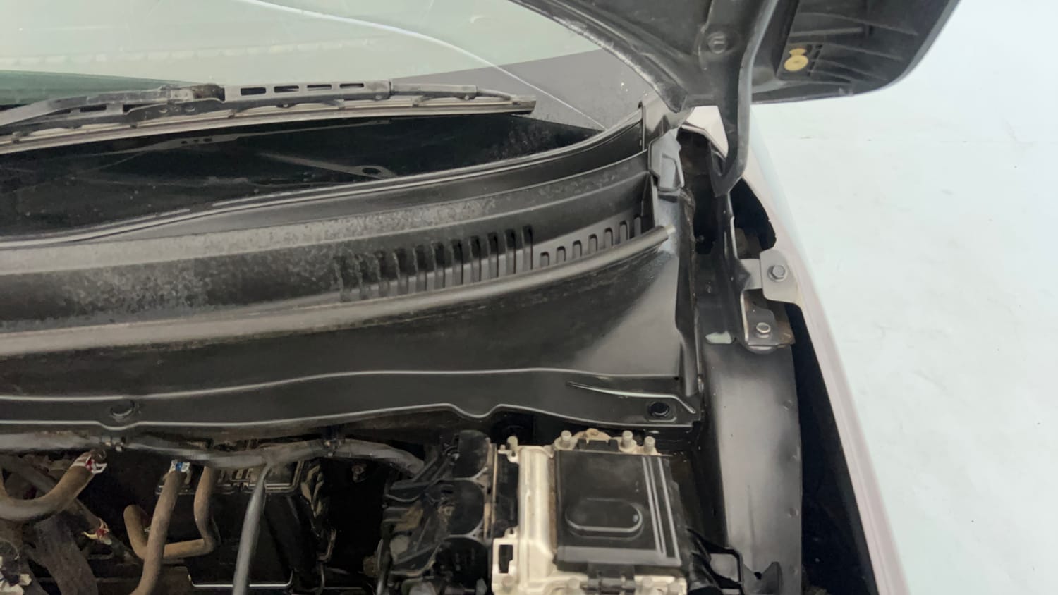 Used 2020 Maruti Suzuki Ignis Zeta 1.2 MT Petrol Manual engine ENGINE LEFT SIDE HINGE & APRON VIEW