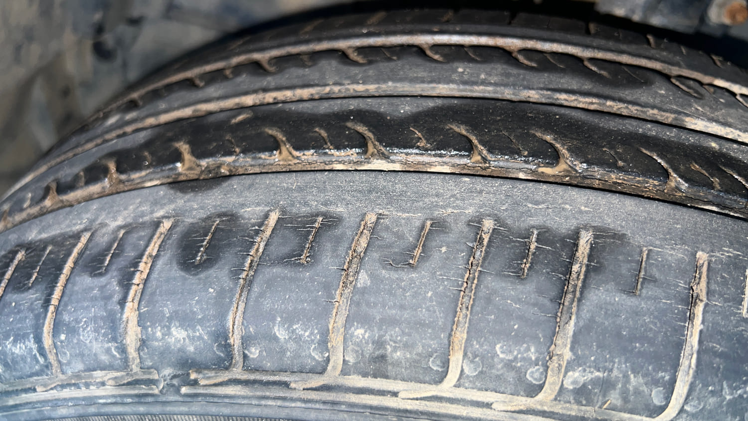 Used 2012 Maruti Suzuki Swift ZDi Diesel Manual tyres LEFT FRONT TYRE TREAD VIEW