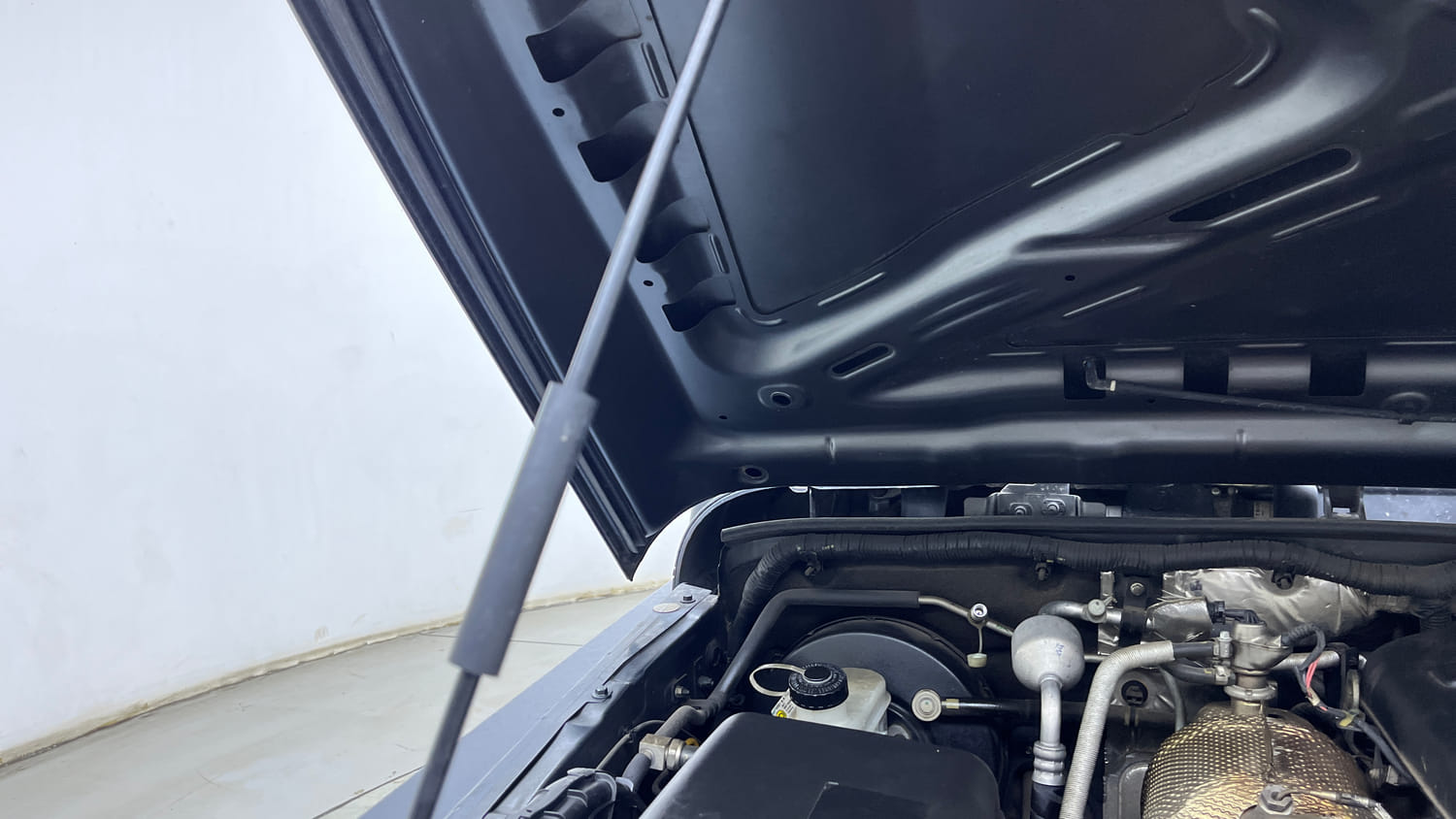Used 2021 mahindra Thar LX Hard Top Diesel AT 4WD Diesel Automatic engine ENGINE RIGHT SIDE HINGE & APRON VIEW