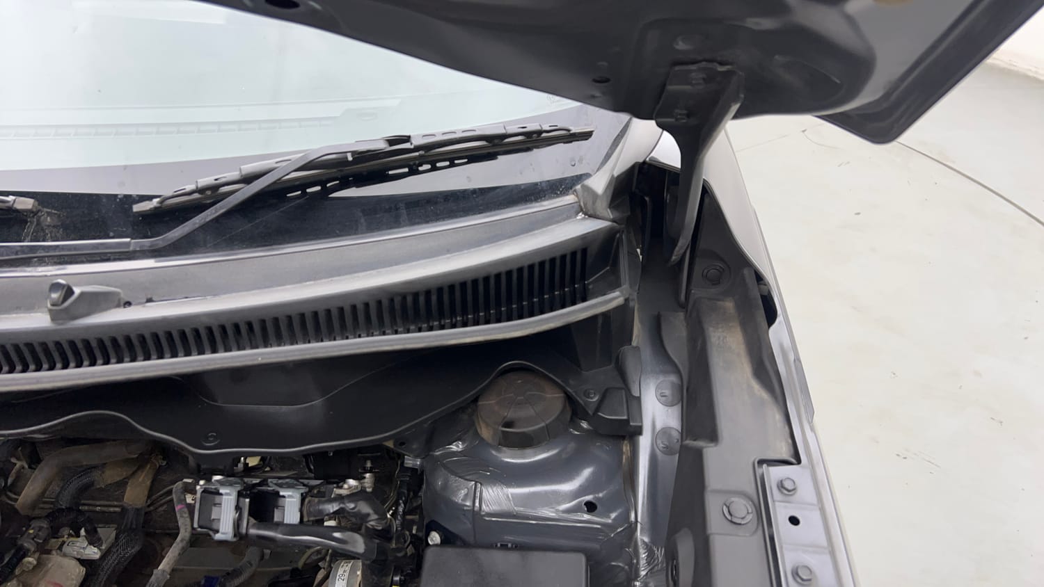 Used 2024 Maruti Suzuki XL6 Alpha AT Petrol Petrol Automatic engine ENGINE LEFT SIDE HINGE & APRON VIEW