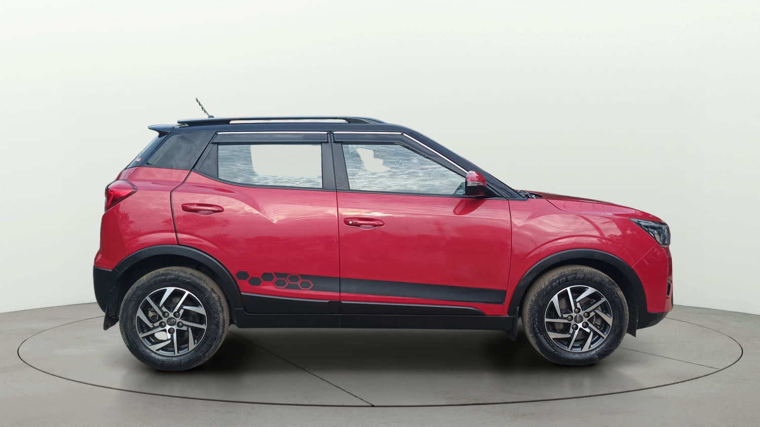 Used 2022 Mahindra XUV 300 W8 (O) 1.5 Diesel AMT Diesel Automatic exterior RIGHT SIDE VIEW