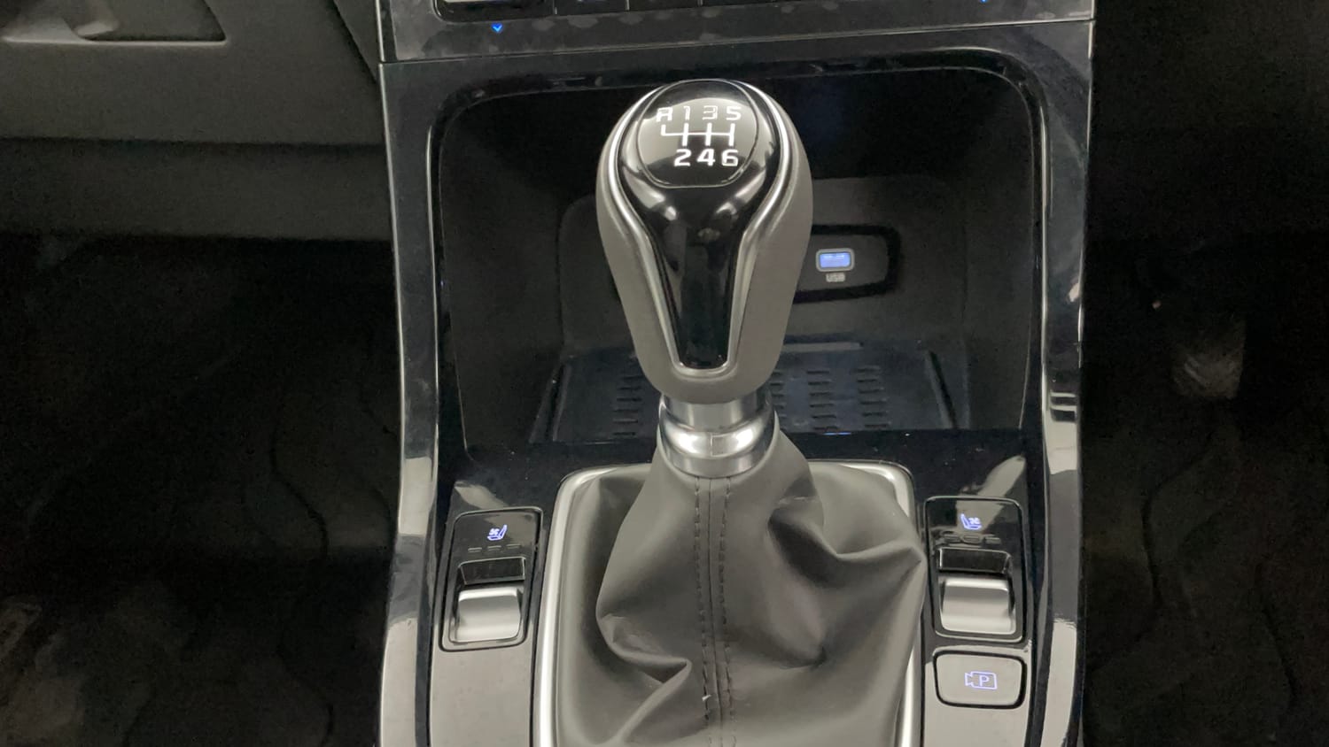 Used 2025 Hyundai Creta 1.5 MPi Petrol MT SX(O) Petrol Manual interior GEAR  KNOB VIEW