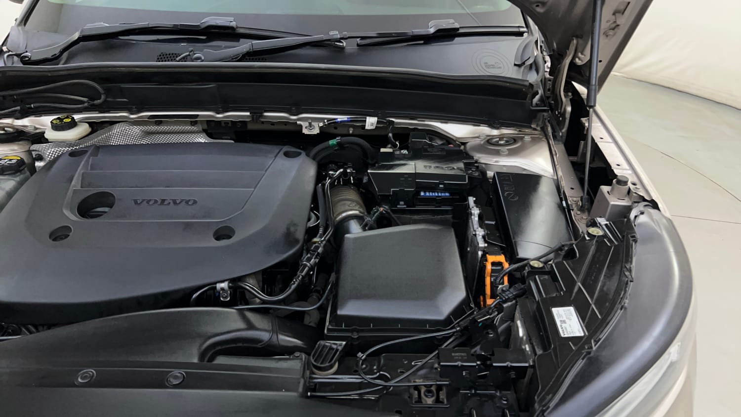 Used 2023 Volvo XC40 B4 Ultimate Petrol Automatic engine ENGINE LEFT SIDE HINGE & APRON VIEW