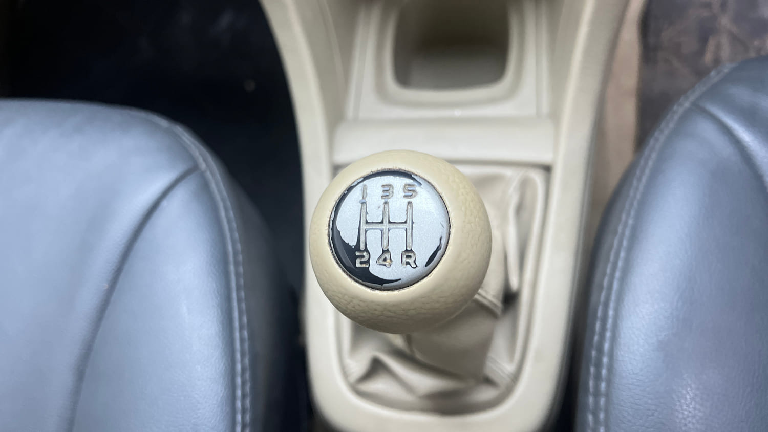 Used 2013 Maruti Suzuki Ertiga Vxi Petrol Manual interior GEAR  KNOB VIEW