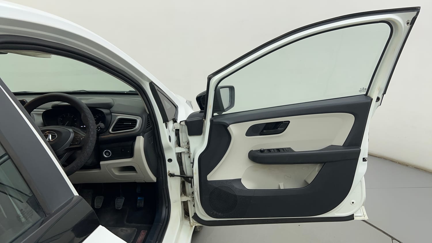 Used 2022 Tata Altroz XT Petrol Petrol Manual interior RIGHT FRONT DOOR OPEN VIEW