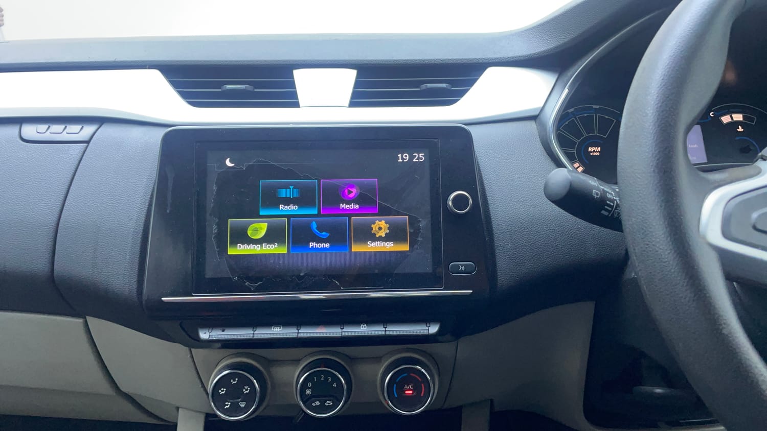 Used 2020 Renault Triber RXZ Petrol Manual interior MUSIC SYSTEM & AC CONTROL VIEW