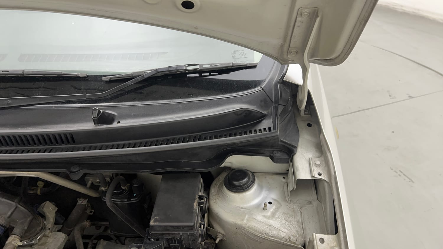 Used 2014 Maruti Suzuki Celerio VXi AMT Petrol Automatic engine ENGINE LEFT SIDE HINGE & APRON VIEW