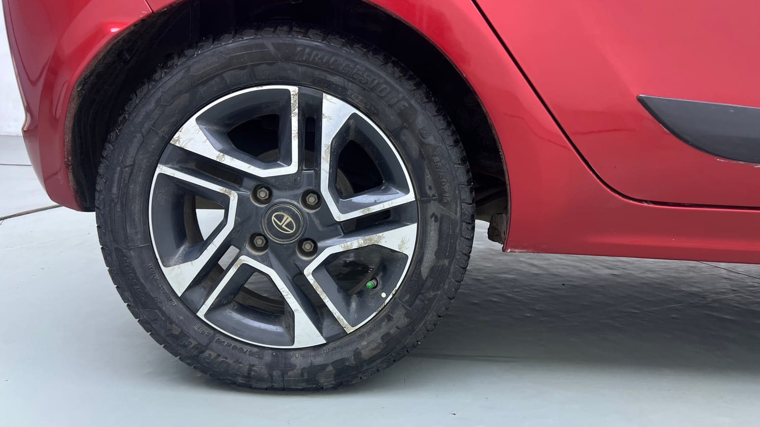 Used 2019 Tata Tiago XZ+ Petrol+cng(outside fitted) Cng Manual tyres RIGHT REAR TYRE RIM VIEW