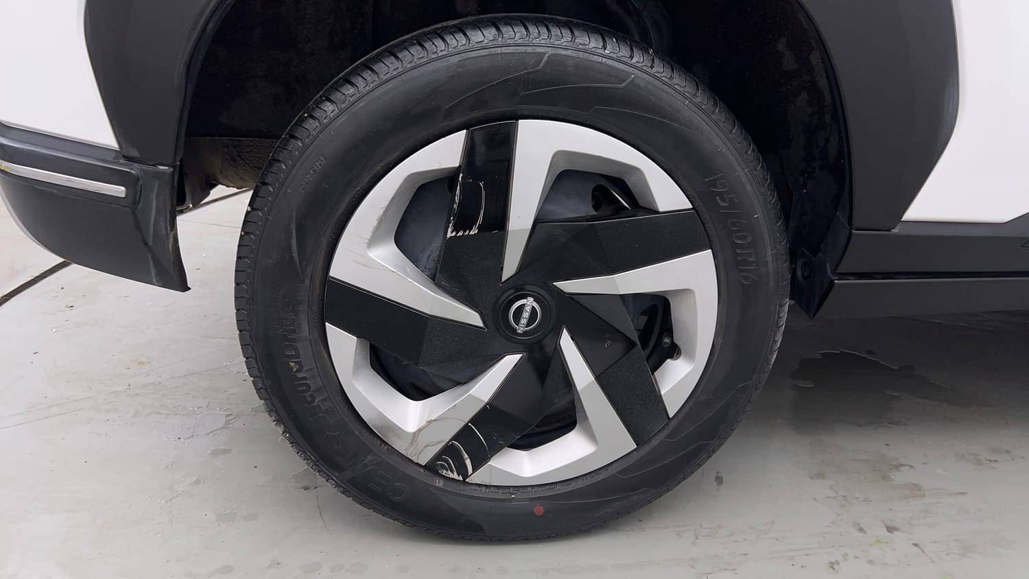 Used 2021 Nissan Magnite XL Petrol Manual tyres RIGHT REAR TYRE RIM VIEW