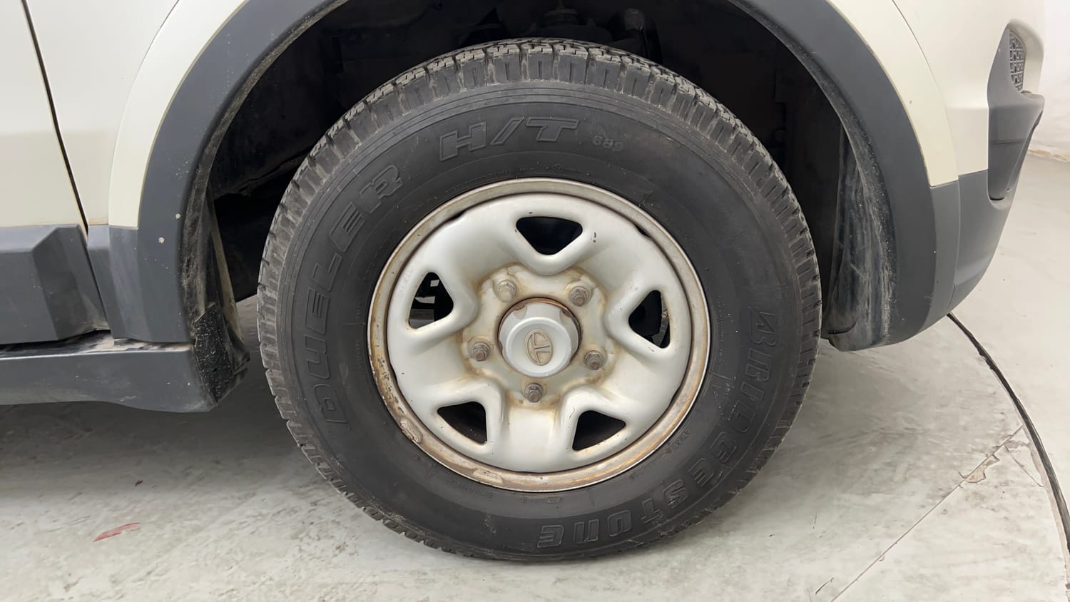 Used 2018 Tata Hexa XE 4x2 7 STR Diesel Manual tyres RIGHT FRONT TYRE RIM VIEW