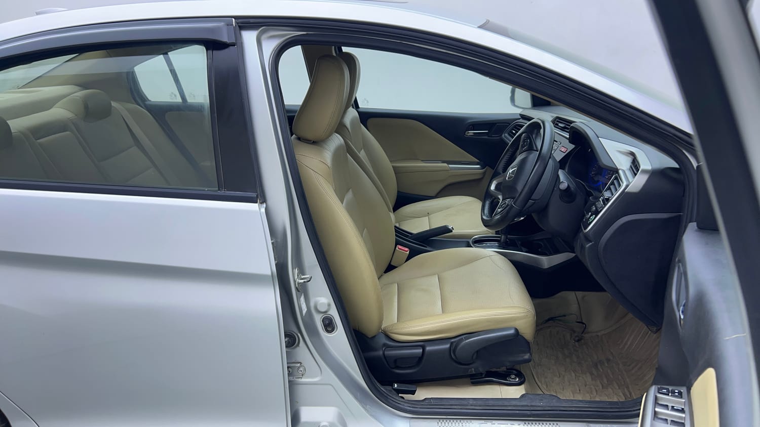 Used 2016 Honda City VX CVT Petrol Automatic interior RIGHT SIDE FRONT DOOR CABIN VIEW