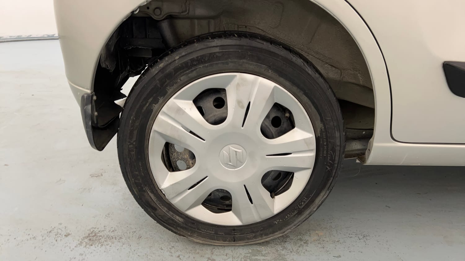 Used 2018 Maruti Suzuki Wagon R 1.0 VXI AMT Petrol Automatic tyres RIGHT REAR TYRE RIM VIEW