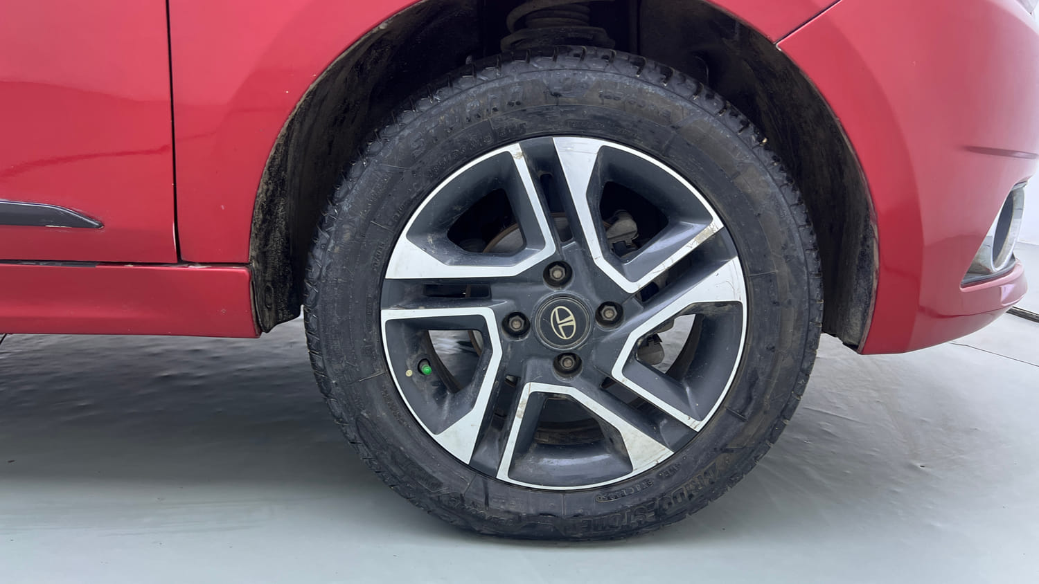 Used 2019 Tata Tiago XZ+ Petrol+cng(outside fitted) Cng Manual tyres RIGHT FRONT TYRE RIM VIEW