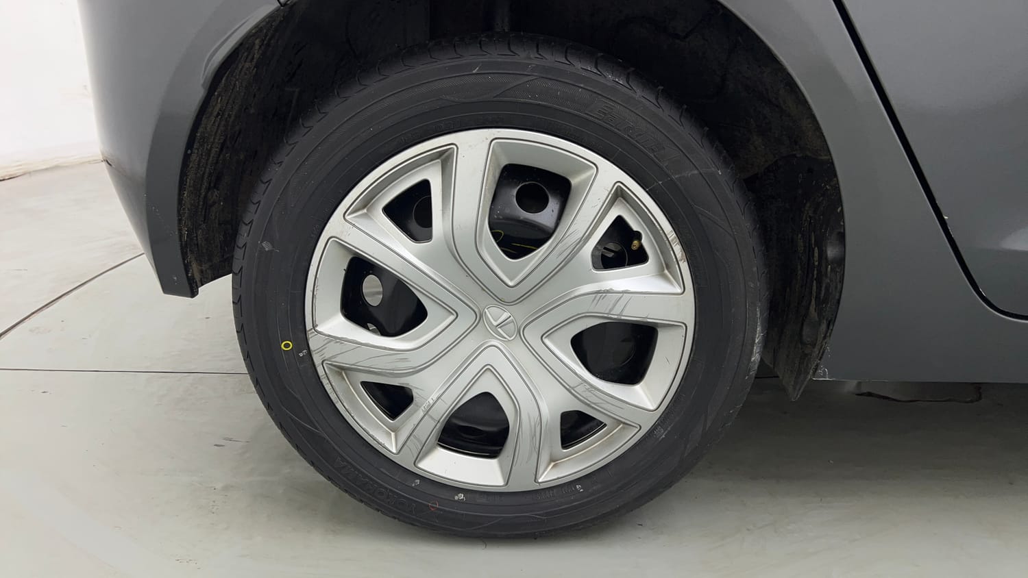Used 2023 Tata Altroz XT 1.2 Cng(o/s fitted) Cng Manual tyres RIGHT REAR TYRE RIM VIEW