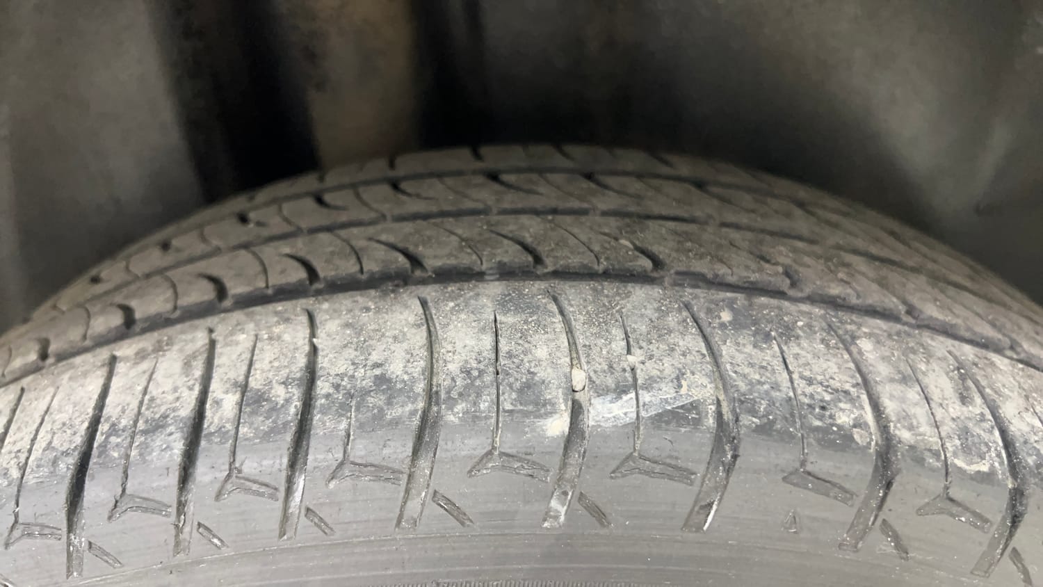 Used 2016 Volkswagen Vento Highline 1.2 (P) AT Petrol Automatic tyres RIGHT REAR TYRE TREAD VIEW