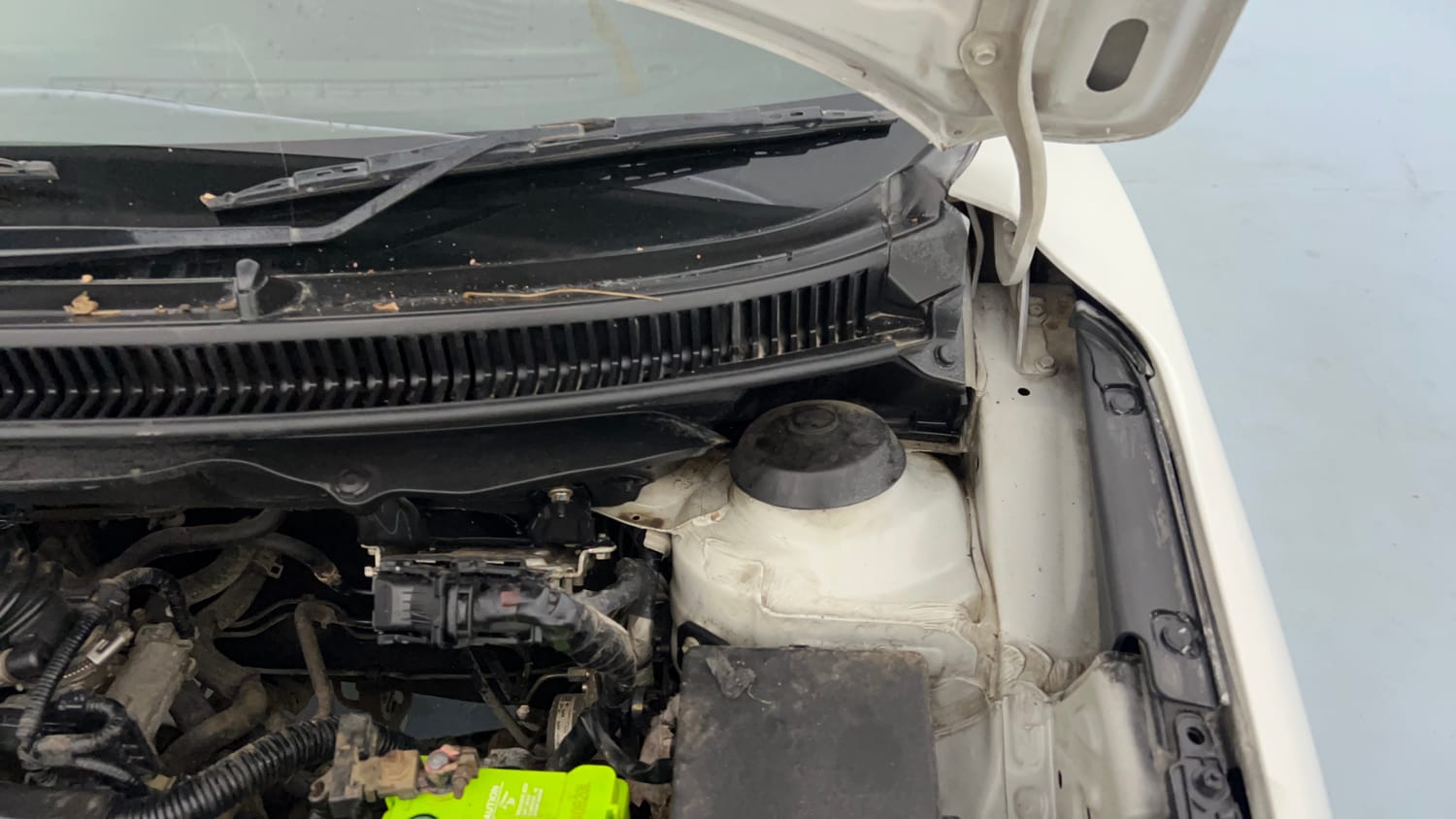 Used 2019 Maruti Suzuki Baleno Zeta 1.2 Petrol Manual engine ENGINE LEFT SIDE HINGE & APRON VIEW