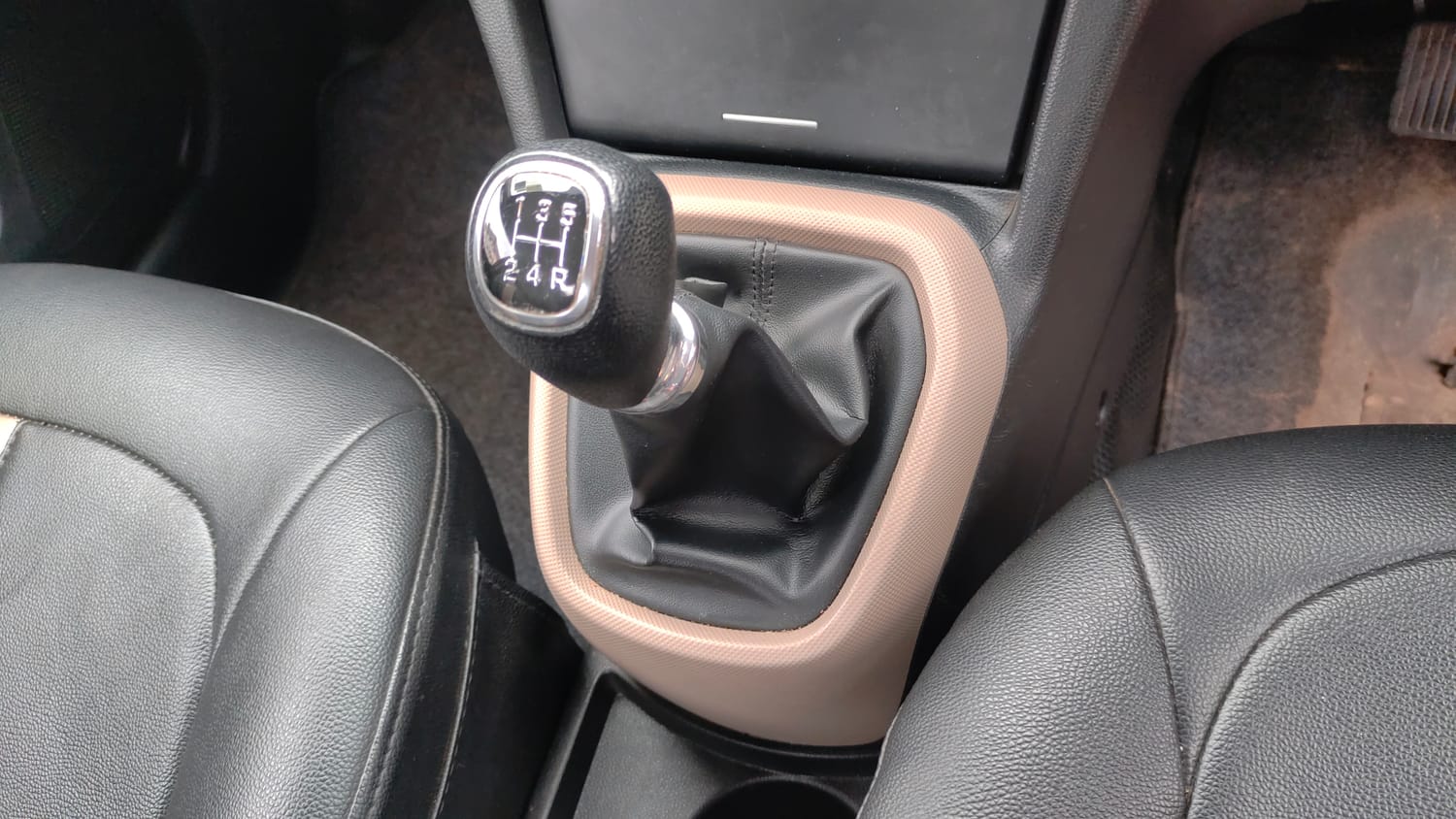 Used 2017 Hyundai Xcent SX 1.2 Petrol Manual interior GEAR  KNOB VIEW