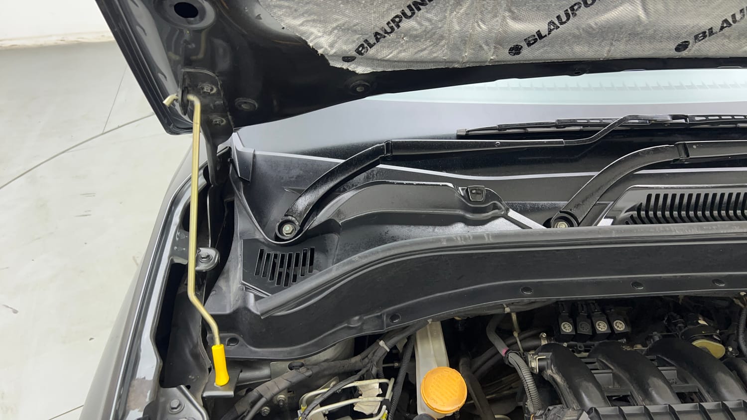 Used 2023 Tata Punch Adventure RHYTHM PACK MT Petrol + CNG (Outside Fitted) Cng Manual engine ENGINE RIGHT SIDE HINGE & APRON VIEW