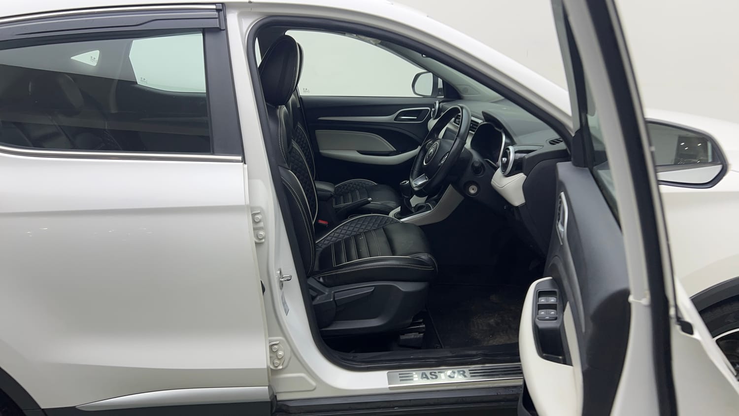 Used 2023 MG Motors Astor Super EX 1.5 MT Petrol Manual interior RIGHT SIDE FRONT DOOR CABIN VIEW