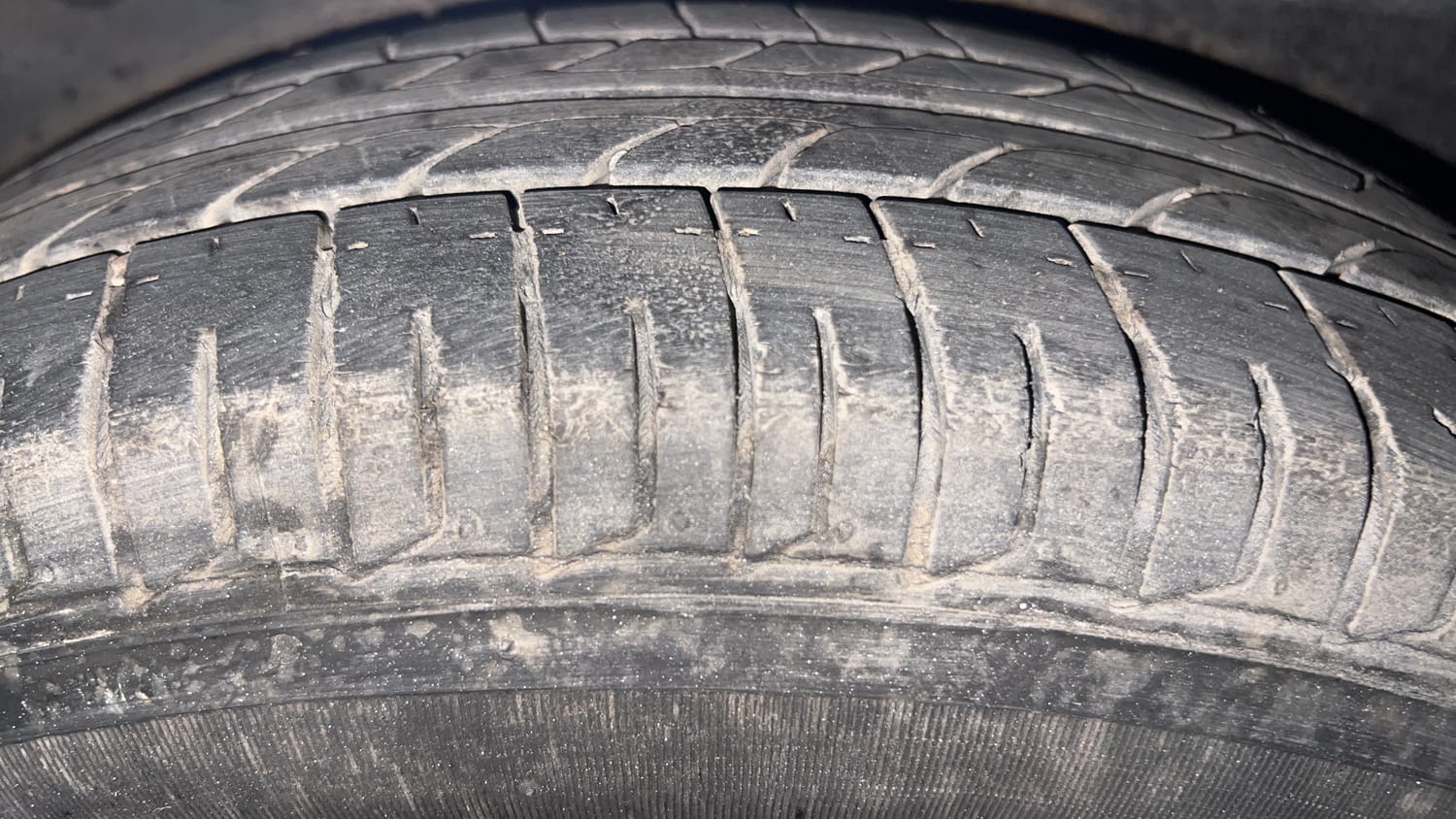 Used 2015 Hyundai i10 Magna 1.1 iRDE2 Petrol Manual tyres RIGHT REAR TYRE TREAD VIEW