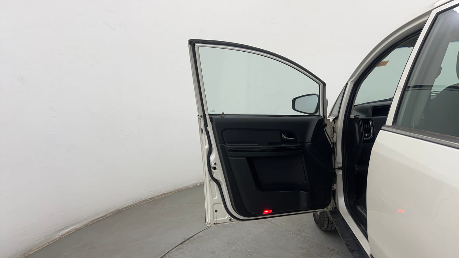 Used 2018 Tata Hexa XE 4x2 7 STR Diesel Manual interior LEFT FRONT DOOR OPEN VIEW
