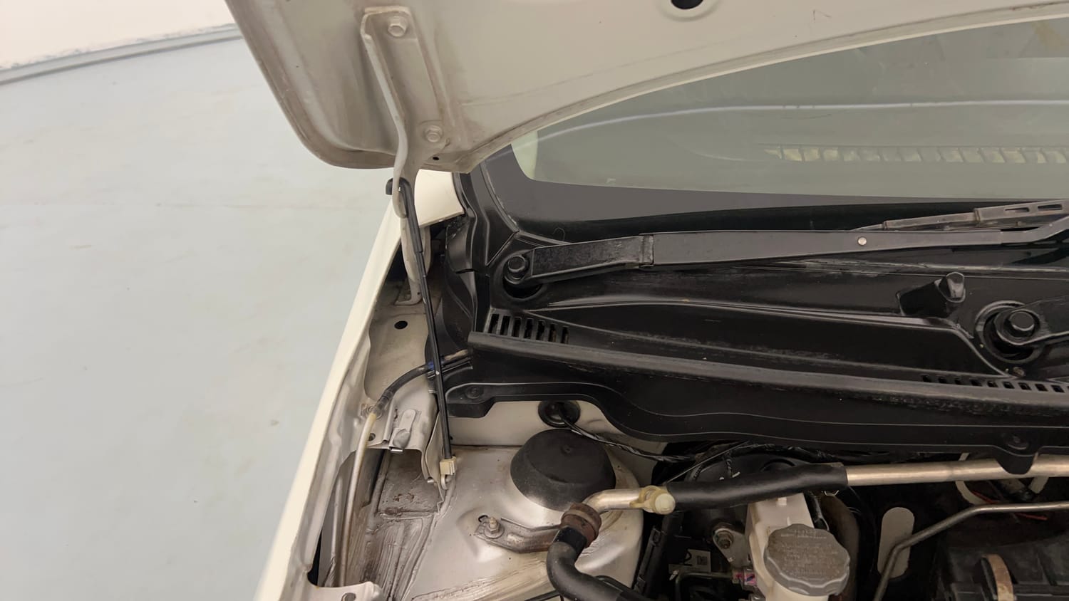 Used 2019 Maruti Suzuki Celerio LXi Petrol Manual engine ENGINE RIGHT SIDE HINGE & APRON VIEW