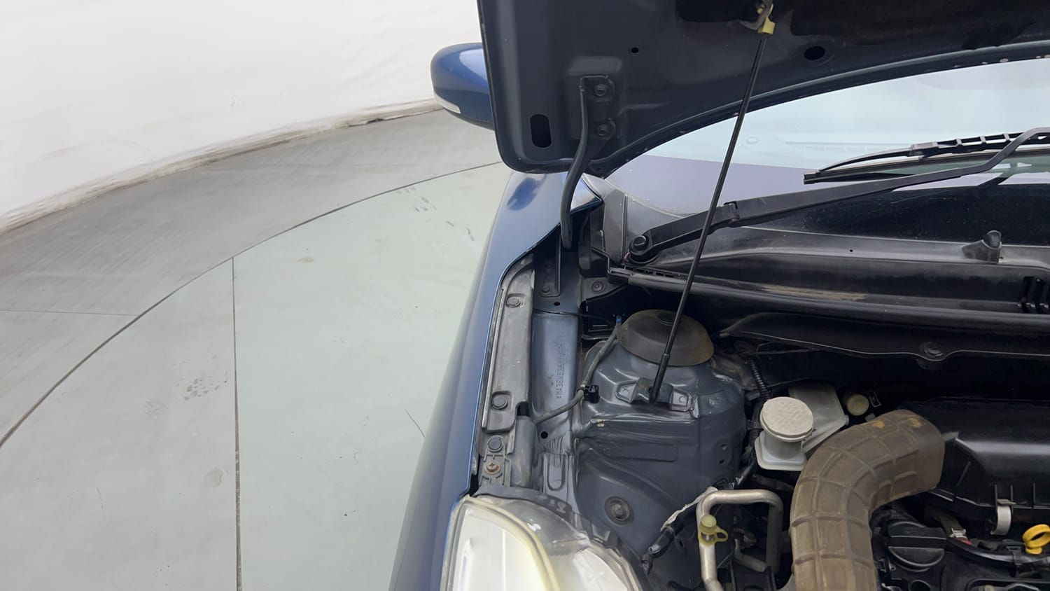 Used 2016 Maruti Suzuki Baleno Delta 1.2 Petrol Manual engine ENGINE RIGHT SIDE HINGE & APRON VIEW