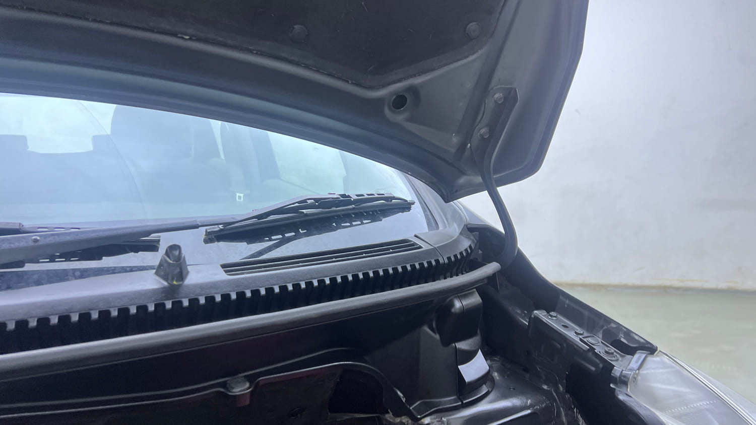 Used 2013 Maruti Suzuki Ertiga Vxi Petrol Manual engine ENGINE LEFT SIDE HINGE & APRON VIEW