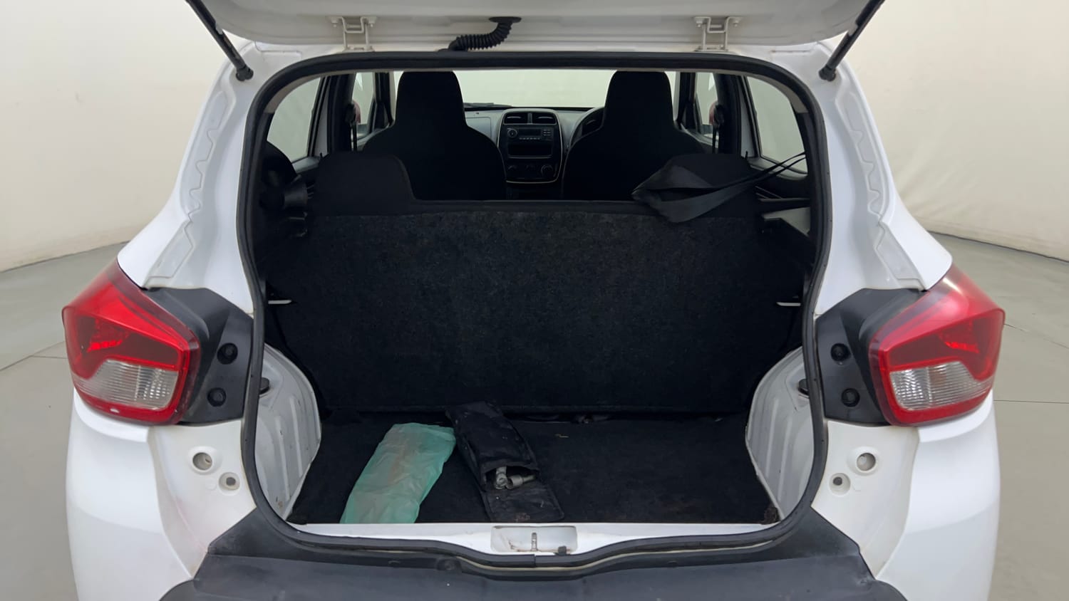 Used 2018 renault Kwid 1.0 RXL Anniversary Edition Petrol Manual interior DICKY INSIDE VIEW