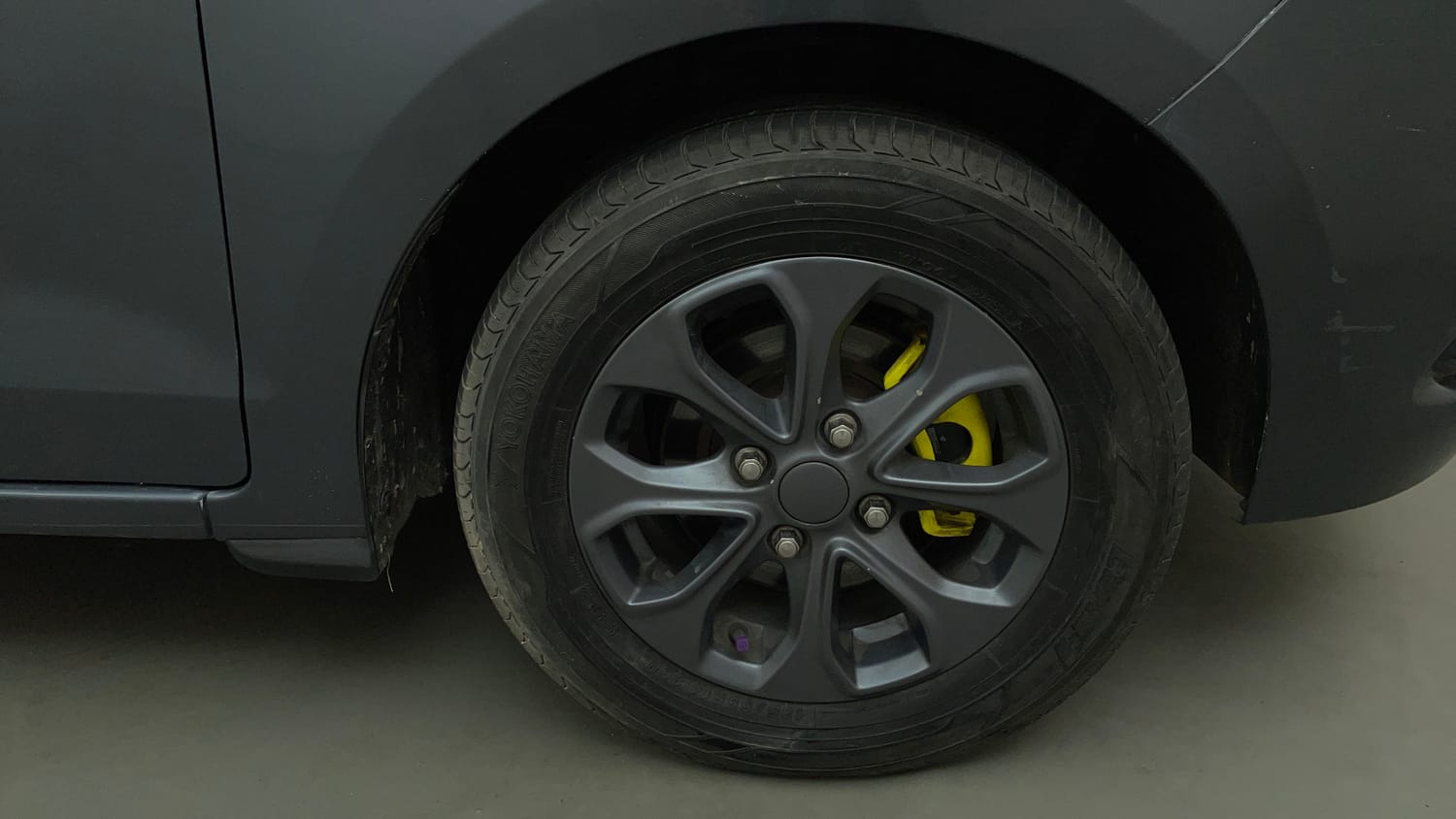 Used 2015 Ford Figo Trend 1.2 Ti-VCT Petrol Manual tyres RIGHT FRONT TYRE RIM VIEW