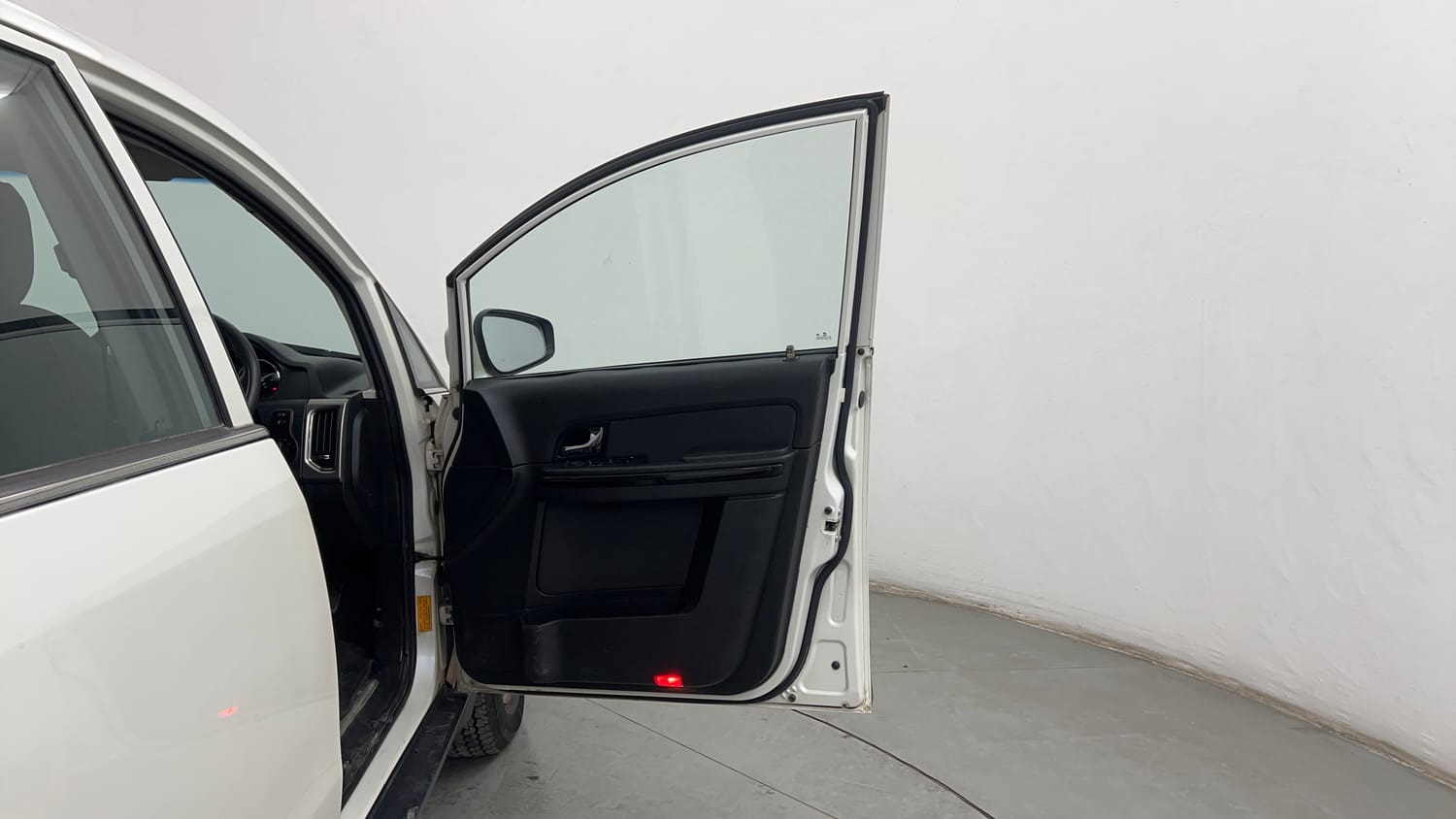 Used 2018 Tata Hexa XE 4x2 7 STR Diesel Manual interior RIGHT FRONT DOOR OPEN VIEW