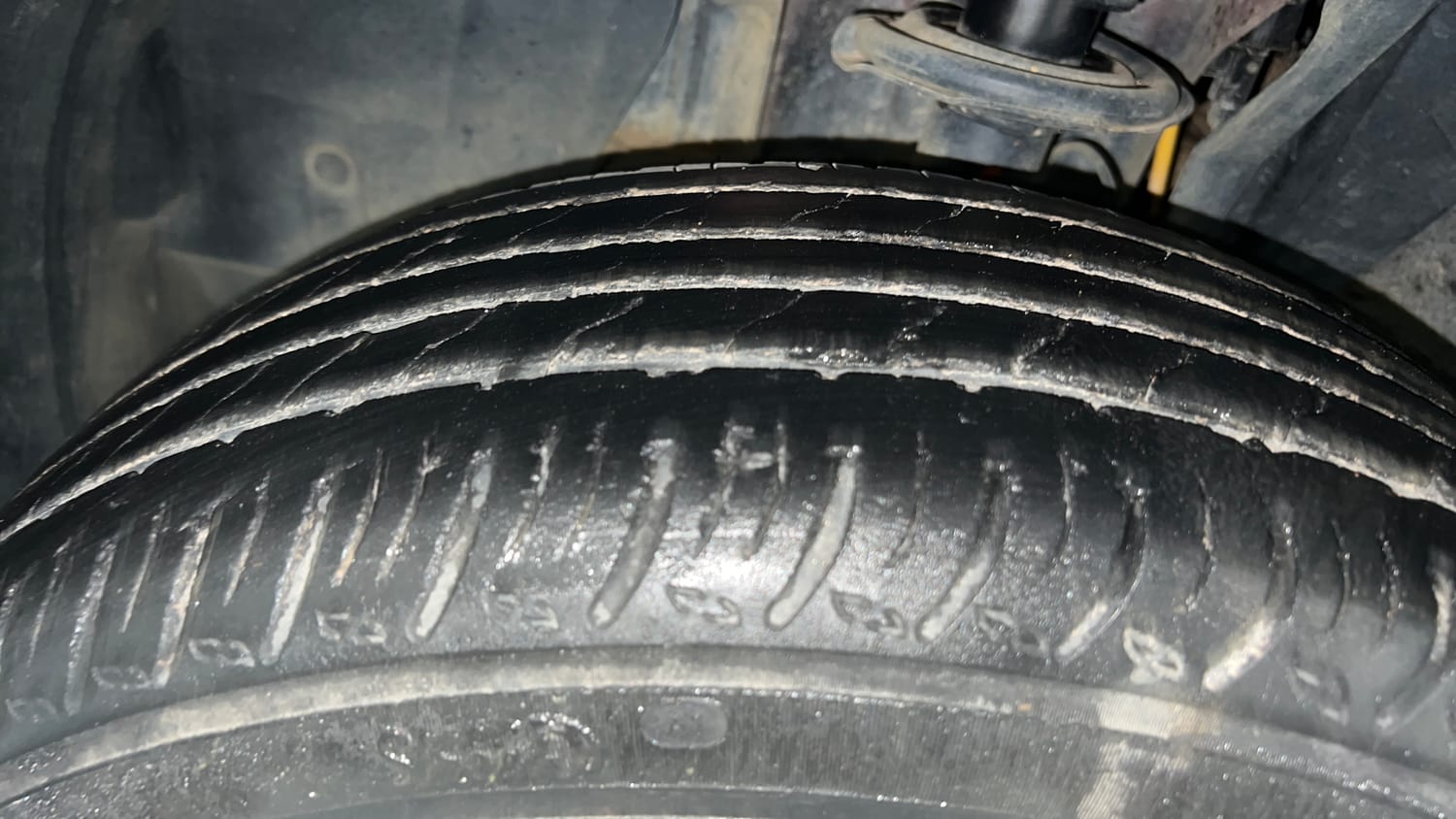 Used 2023 Nissan Magnite XV Executive Petrol Manual tyres LEFT FRONT TYRE TREAD VIEW