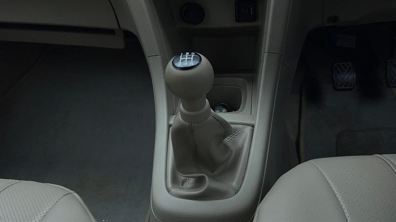 Used 2018 Maruti Suzuki Ertiga ZXI+ Petrol Manual interior GEAR  KNOB VIEW