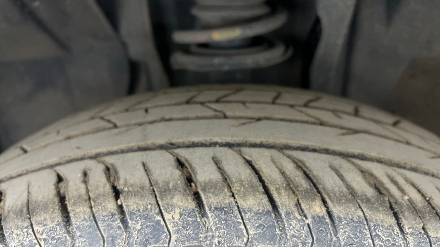 Used 2025 Nissan Magnite Tekna Plus HRAO 1.0 Turbo Petrol MT Petrol Manual tyres LEFT FRONT TYRE TREAD VIEW