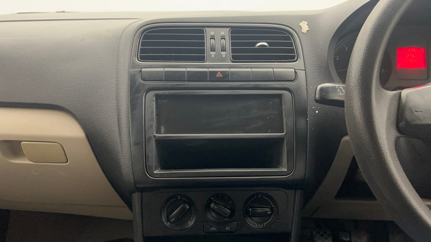 Used 2013 Volkswagen Polo Trendline 1.2L (P) Petrol Manual interior MUSIC SYSTEM & AC CONTROL VIEW