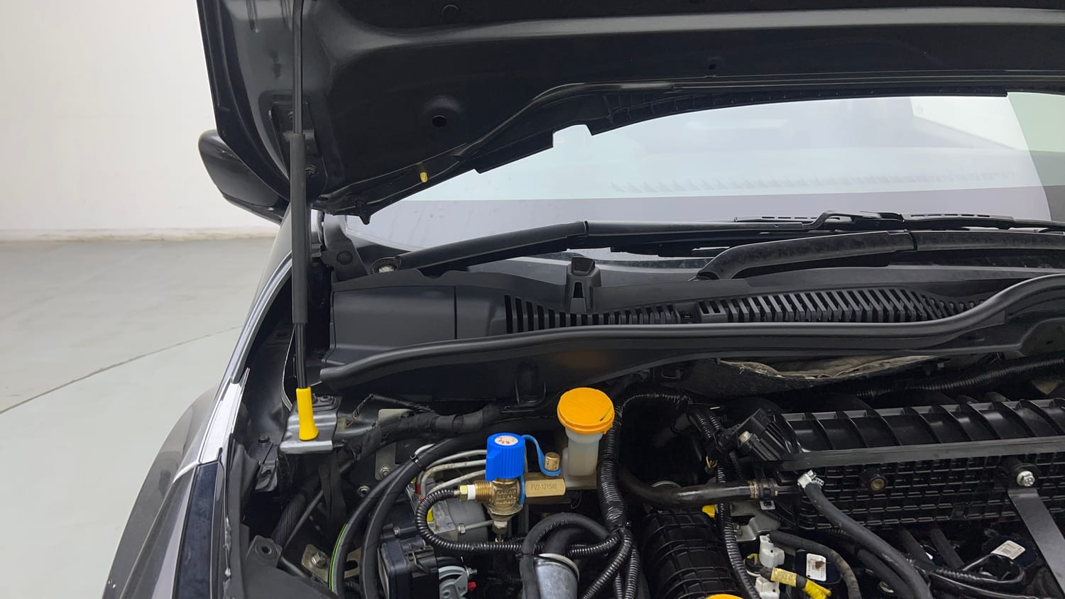 Used 2023 Tata Altroz XT 1.2 Cng(o/s fitted) Cng Manual engine ENGINE RIGHT SIDE HINGE & APRON VIEW