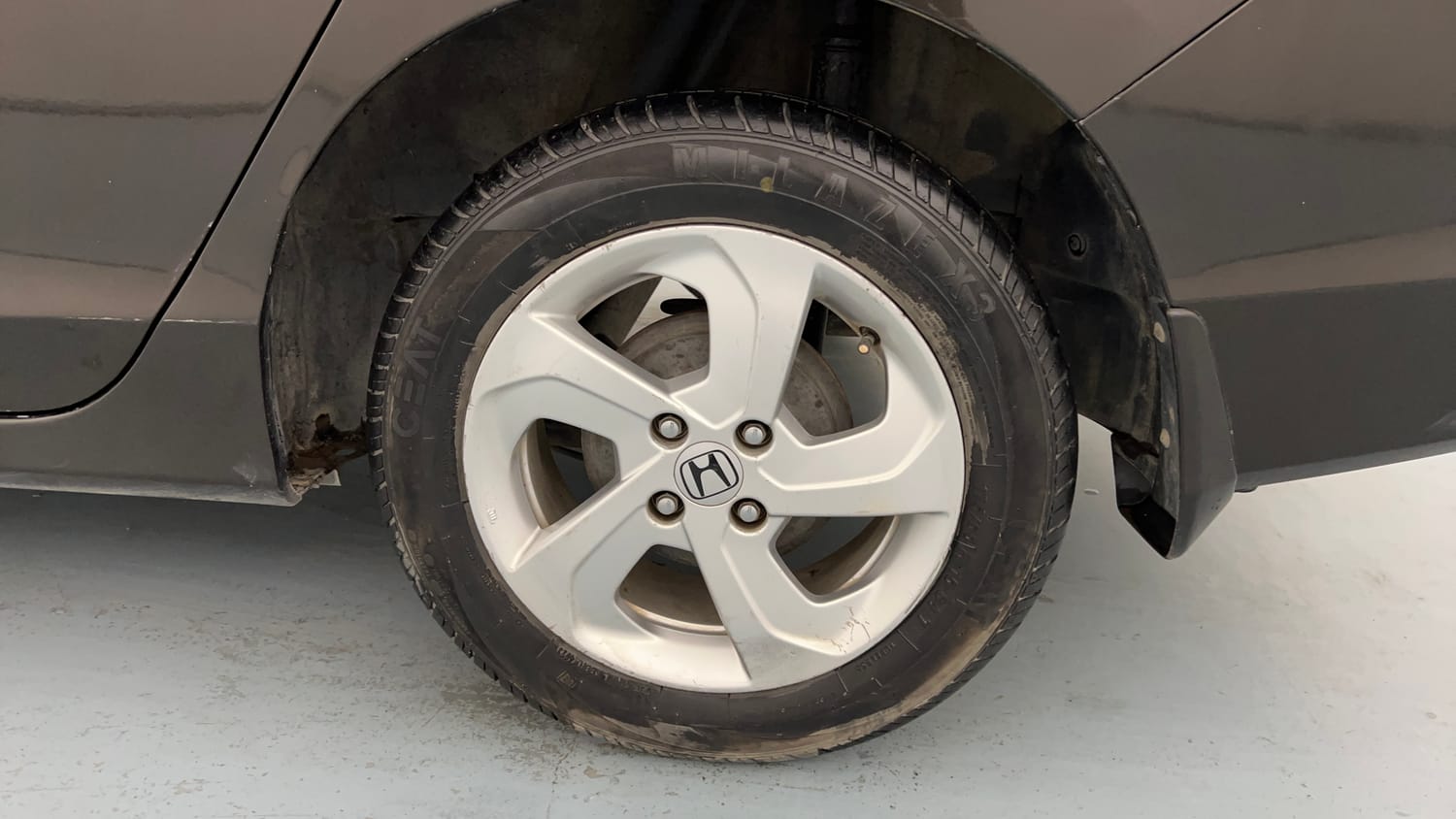 Used 2014 Honda City V Petrol Manual tyres LEFT REAR TYRE RIM VIEW