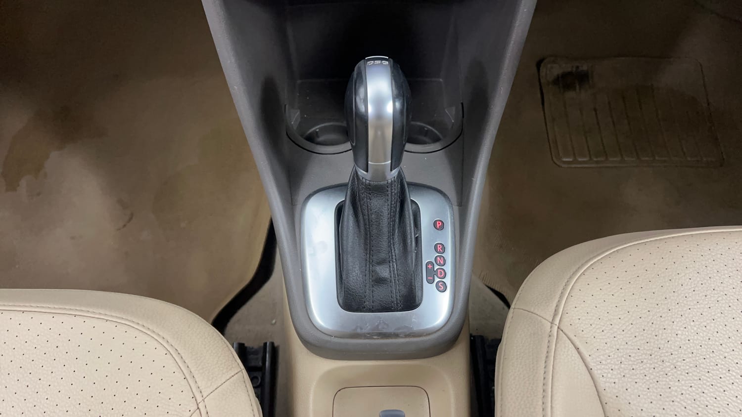 Used 2016 Volkswagen Vento Highline 1.2 (P) AT Petrol Automatic interior GEAR  KNOB VIEW