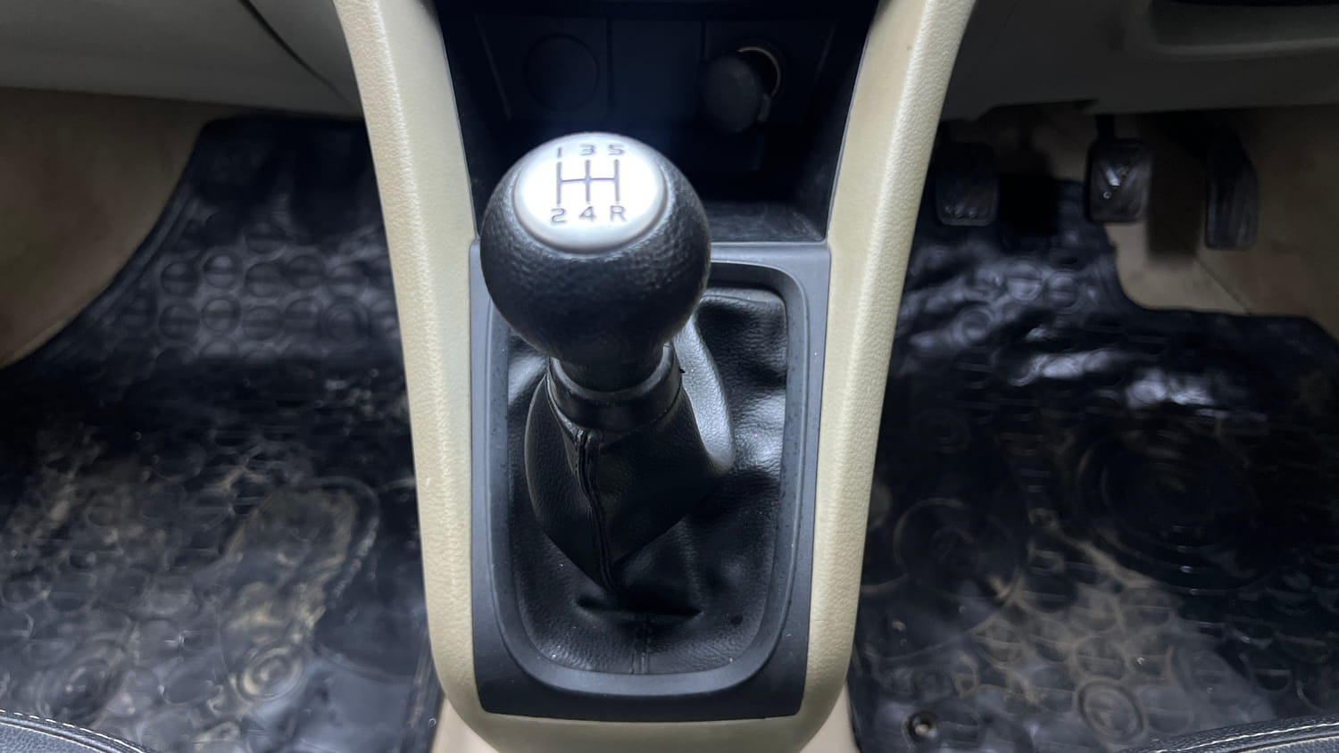 Used 2014 Maruti Suzuki Celerio VXi Petrol Manual interior GEAR  KNOB VIEW