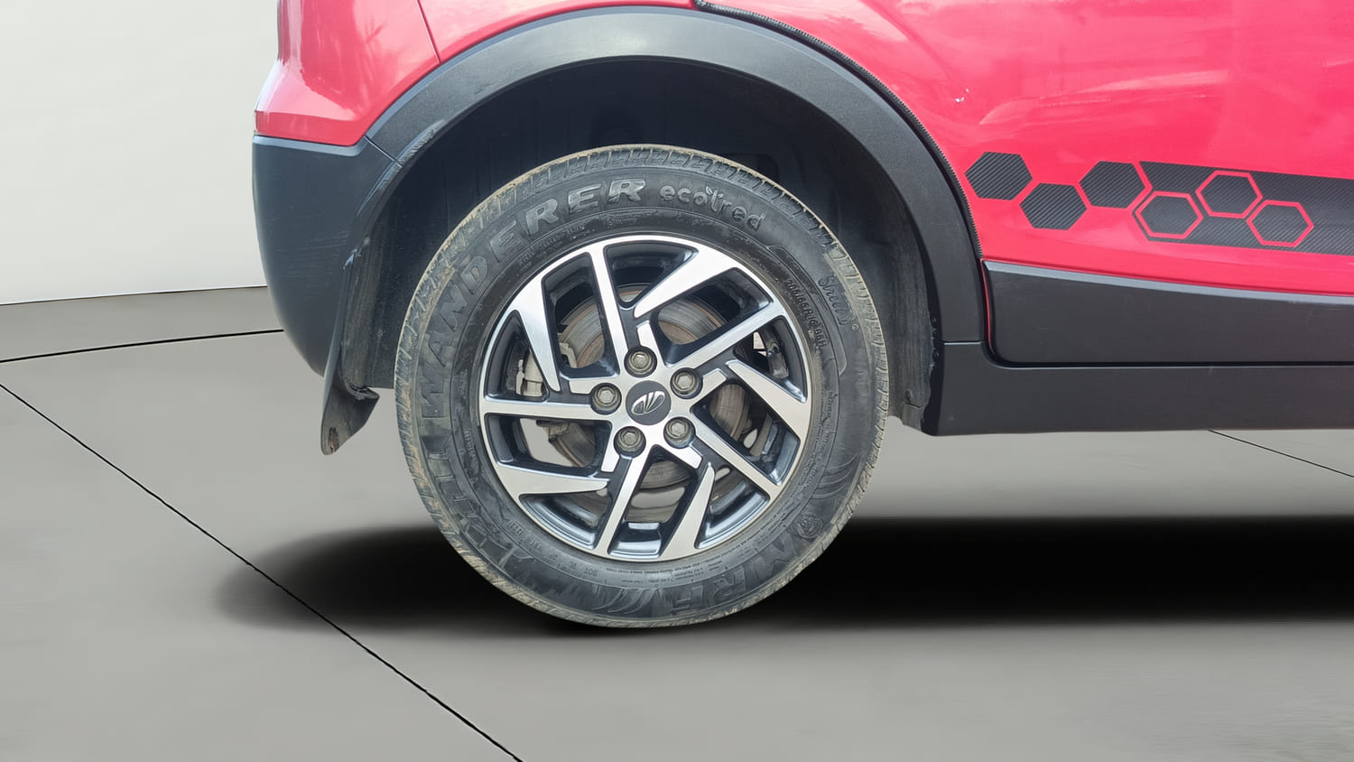 Used 2022 Mahindra XUV 300 W8 (O) 1.5 Diesel AMT Diesel Automatic tyres RIGHT REAR TYRE RIM VIEW